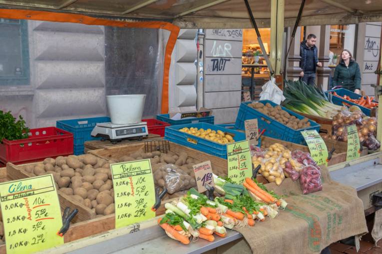 Frisches Gem&uuml;se auf dem Wochenmarkt auf dem Lindener Marktplatz.